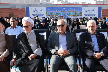 بهرام سرمست استاندار آذربایجان شرقی  در آیین نواختن زنگ مهر در دبیرستان شاهد شهید هادی - تبریز