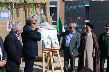 اسفندیار صاوقی مدیر کل آموزش و پرورش استان آذربایجان شرقی در آیین نواختن زنگ مهر در دبیرستان شاهد شهید هادی - تبریز