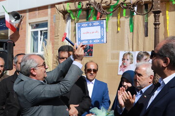 بهرام سرمست استاندار آذربایجان شرقی در آیین نواختن زنگ مهر در دبیرستان شاهد شهید هادی - تبریز