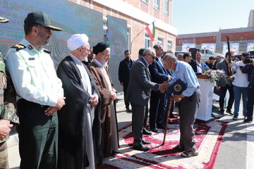 بهرام سرمست استاندار آذربایجان شرقی در آیین نواختن زنگ مهر در دبیرستان شاهد شهید هادی - تبریز