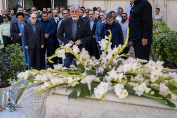  ادای احترام سید عباس صالحی، وزیر فرهنگ و ارشاد اسلامی در مراسم اهتزاز پرچم جمهوری اسلامی ایران به مرقد شهید گمنام