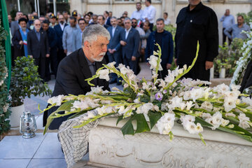  ادای احترام سید عباس صالحی، وزیر فرهنگ و ارشاد اسلامی در مراسم اهتزاز پرچم جمهوری اسلامی ایران به مرقد شهید گمنام
