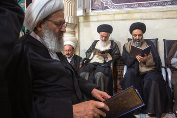 حضور آیت الله حسینی بوشهری در مراسم بزرگداشت رحلت آیت الله شبیری زنجانی در حرم حضرت فاطمه معصومه(س)