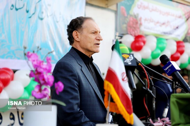 نواخته شدن زنگ آغاز سال تحصیلی در مدارس کرمانشاه/ ۳۴۰ هزار دانش‌آموز راهی مدرسه شدند