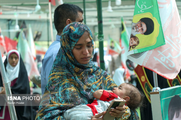 روایتی از نخستین «مهرِ پس از پرواز» در میناب؛ نیمکتهایی که با عکس شهدا پُر شدند