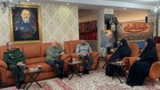 حضور قالیباف در منزل شهیدان خادمی و نصیرزاده
