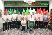 پرچم ایران و حرم امام رضا(ع) به سرپرست معنوی کاروان ایران اهدا شد