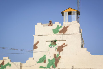 یکی از سربازان در محل تعیین‌شده، مشغول انجام وظیفه و نگهبانی است.
۲۴ شهریور ۱۴۰۵