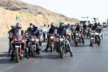 رژه موتوسوران به سمت روستای مدفن شهید پاکپور