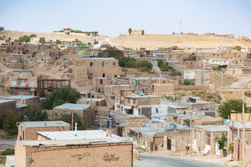 نمایی عمومی از بافت مسکونی و خانه‌های روستای برزنون در فصل تابستان.