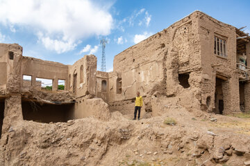 بخشی از بافت خشتی و بناهای قدیمی تخریب‌شده در روستای برزنون در فصل تابستان.