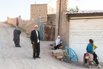 حضور ساکنان در یکی از کوچه‌های روستای برزنون در فصل تابستان.