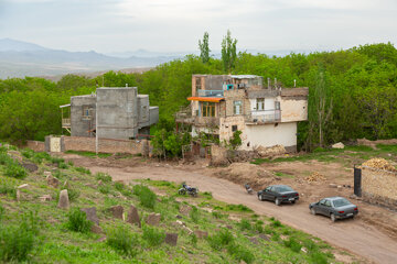خانه‌های روستایی در میان باغ‌ها و پوشش سبز روستای برزنون در فصل بهار.