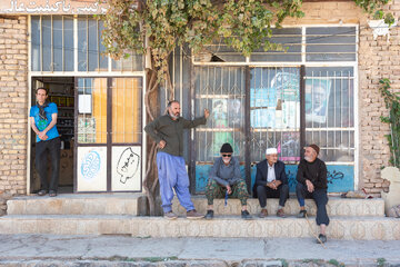 جمعی از اهالی در یکی از کوچه‌های روستای برزنون در فصل تابستان.