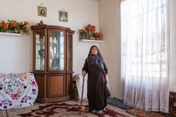 یکی از ساکنان برزنون در فضای داخلی یک خانه روستایی در فصل تابستان.