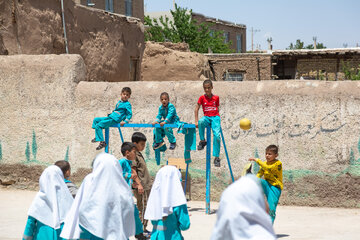 دانش‌آموزان دختر در یک روز بهاری در یکی از مدارس روستای برزنون مشغول بازی هستند.