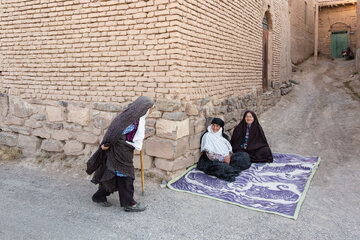 سه زن سالمند در یکی از معابر روستای برزنون در فصل تابستان.