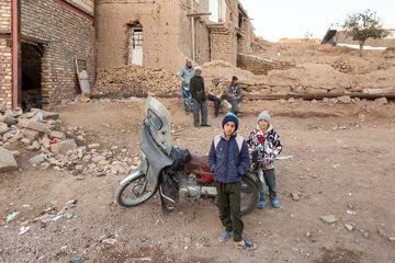 شماری از اهالی روستای برزنون در یکی از معابر روستا در فصل پاییز.