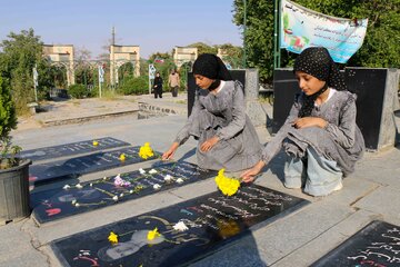 آیین ملی مهمانی لاله ها _ گلزار شهدای همدان