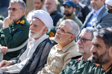 از راست: سردار نعمت‌الله باقری فرمانده سپاه حضرت ابوالفضل لرستان، سردار سیدصادق حسینی فرمانده سپاه امیرالمؤمنین (ع) استان ایلام، سردار علی‌اکبر پورجمشیدیان قائم‌مقام وزیر کشور، آیت‌اله دری نجف آبادی نماینده ولی فقیه در استان مرکزی و عضو مجمع تشخیص مصلحت نظام و سردار احمد اخوان مهدی معاون هماهنگ‌کننده نیروی زمینی سپاه در مراسم بزرگداشت سپهبد شهید پاکپور - روستای دهسد در شهرستان خنداب