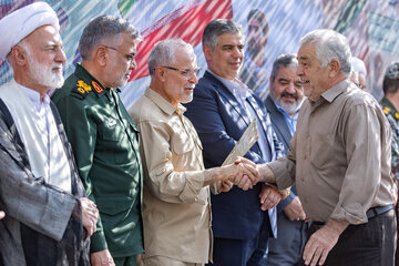 تجلیل از خانواده شهدای روستای دهسد در مراسم بزرگداشت سپهبد شهید پاکپور - خنداب