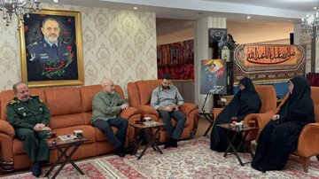 حضور قالیباف در منزل شهیدان خادمی و نصیرزاده