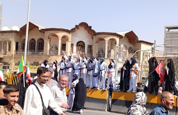 سیل خروشان جان‌فدایان در فارس به راه افتاد/ میثاق ۱۵۰ هزار نفری برای دفاع از میهن رقم خورد