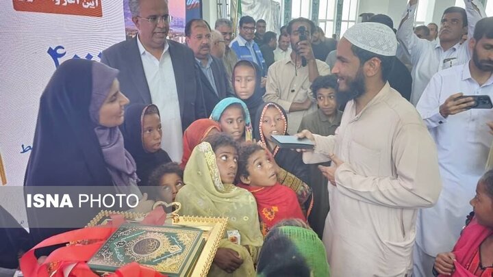 بهره‌برداری از مسکن محرومین چابهار و اسکان ساکنان محله جنگلوک با حضور وزیر راه