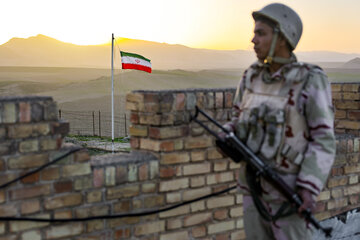 یکی از سربازان پاسگاه مرزی پل‌خاتون در محل تعیین‌شده، مشغول انجام وظیفه و نگهبانی است.
۷ اسفند ۱۴۰۴
