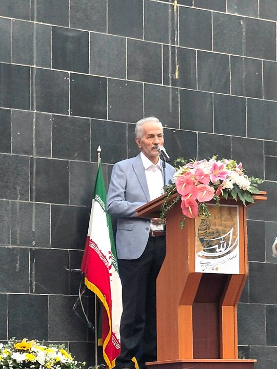 فکر می‌کنند کسی که مذهبی می‌نویسد، کلاس کارش پایین است!