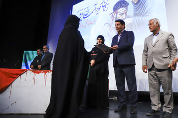 قدردانی از مادران شهدای دانش‌آموز کرمانی امیرمحمد احمدی کوهبنانی و محمدمهدی حسینخانی از شهدای جنگ رمضان