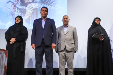 قدردانی از مادران شهدای دانش‌آموز کرمانی امیرمحمد احمدی کوهبنانی و محمدمهدی حسینخانی از شهدای جنگ رمضان