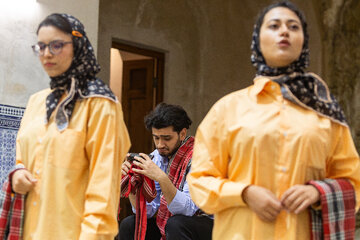 تئاتر "حاجی فیروزها امسال دیرتر می‌رسند"