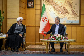 حضور آیت‌الله محسن، معاون ارتباطات بین‌الملل دفتر رهبر جمهوری اسلامی در مراسم استقبال رسمی از مسعود پزشکیان، رئیس جمهور در بازگشت از نیویورک