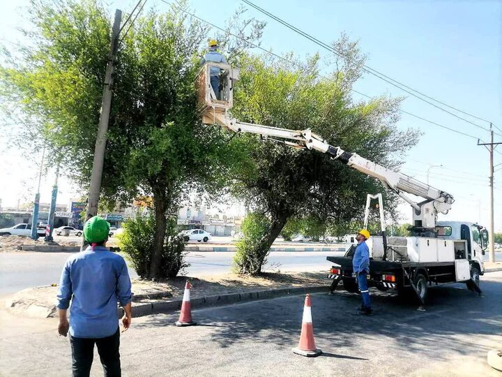 هرس بیش از ۱۹ هزار اصله درخت متداخل با شبکه برق اهواز / آمادگی برای پیک بارندگی‌های فصلی 