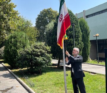 پرچم ایران در آیین آغاز سال تحصیلی به اهتزاز درآمد