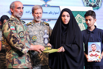  امیر سرلشکر امیر حاتمی، فرمانده کل ارتش جمهوری اسلامی ایران و امیر علی جهانشاهی، فرمانده نیروی زمینی ارتش جمهوری اسلامی ایران در جشنواره ملی سرباز ایرانی