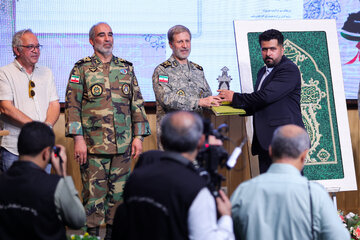  امیر سرلشکر امیر حاتمی، فرمانده کل ارتش جمهوری اسلامی ایران و امیر علی جهانشاهی، فرمانده نیروی زمینی ارتش جمهوری اسلامی ایران در جشنواره ملی سرباز ایرانی