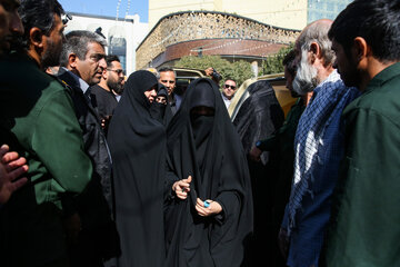 حضور خانواده شهید در تشییع پیکر شهید سردار "حسین ظریفی" - مشهد
