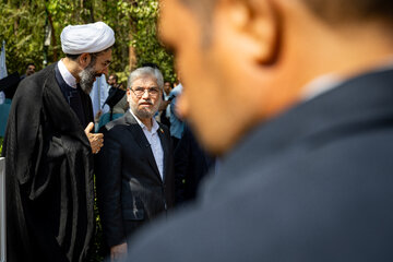 حسین سیمایی صراف، وزیر علوم، تحقیقات و فناوری و مصطفی رستمی، رییس نهاد نمایندگی رهبری در دانشگاه‌ها در مراسم روز پرچم و آغاز سال تحصیلی دانشگاه تهران