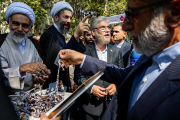 حسین سیمایی صراف، وزیر علوم، تحقیقات و فناوری و مصطفی رستمی، رییس نهاد نمایندگی رهبری در دانشگاه‌ها در مراسم روز پرچم و آغاز سال تحصیلی دانشگاه تهران