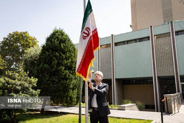 پرچم ایران در آیین آغاز سال تحصیلی به اهتزاز درآمد