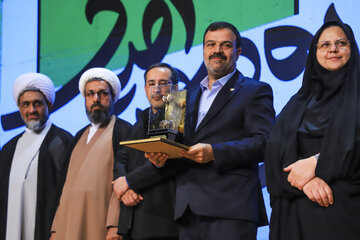  تقدیر از دستگاه‌ها و افراد فعال در حوزه جوانی جمعیت در سومین همایش ملی «رویش امید» - کرمان