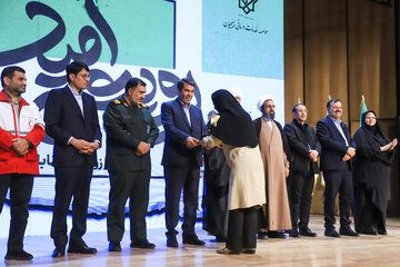  تقدیر از دستگاه‌ها و افراد فعال در حوزه جوانی جمعیت در سومین همایش ملی «رویش امید» - کرمان