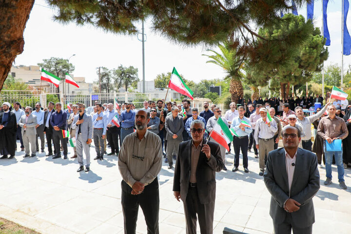 پرچم جمهوری اسلامی ایران در دانشگاه شیراز به اهتزاز درآمد