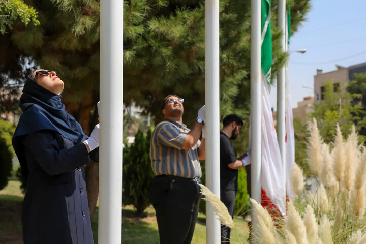 پرچم جمهوری اسلامی ایران در دانشگاه شیراز به اهتزاز درآمد