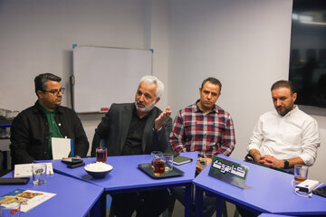 ابراهیم مروتی، سرپرست معاونت فرهنگی جهاددانشگاهی خراسان رضوی، در جمع بازدید کنندگان از انتشارات جهاددانشگاهی