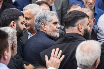 «حمید رضا ناطق نوری» فرزند احمد ناطق نوری در مراسم تدفین پدرش در آرامگاه زیارت سر شهرستان نور