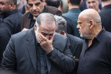 «حمید رضا ناطق نوری» فرزند احمد ناطق نوری در مراسم تدفین پدرش در آرامگاه زیارت سر شهرستان نور