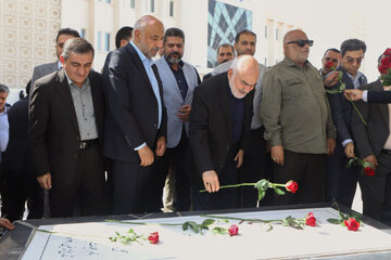 ادای احترام به مزار شهدا در سفر وزیر تعاون، کار و رفاه اجتماعی به خوزستان